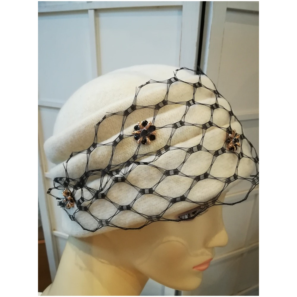 Śmietankowo czarny toczek czapka dzianina wełniana