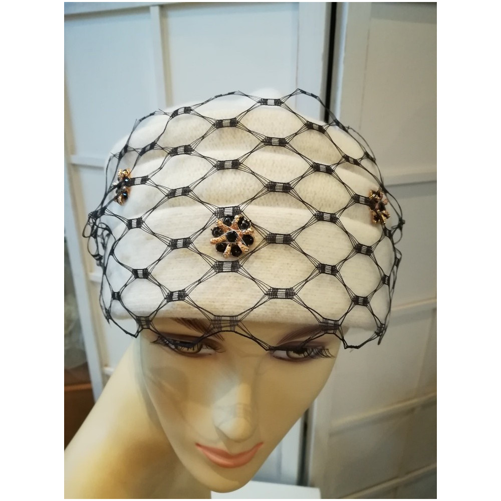 Śmietankowo czarny toczek czapka dzianina wełniana