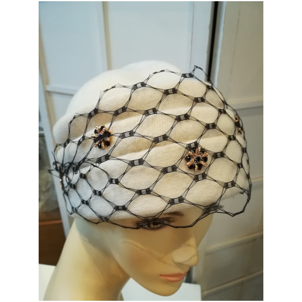 Śmietankowo czarny toczek czapka dzianina wełniana