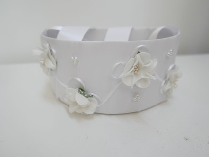 Śmietankowe magnolie biały koszyczek do sypania kwiatów | Zuwika Design
