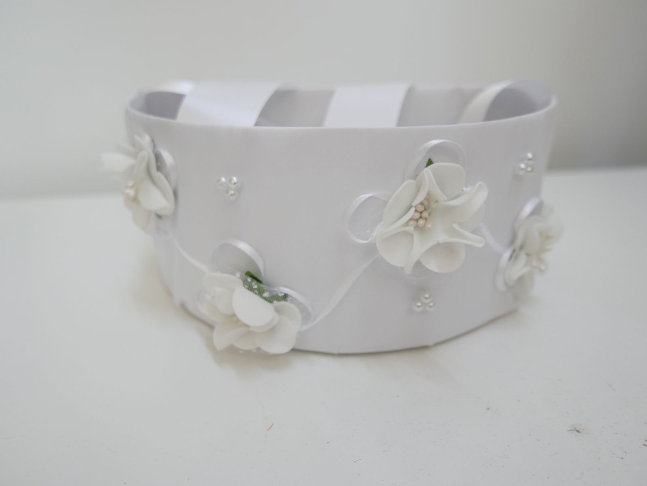 Śmietankowe magnolie biały koszyczek do sypania kwiatów | Zuwika Design
