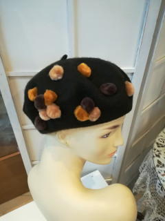 Brązowy beret zdobiony dzianina wełna