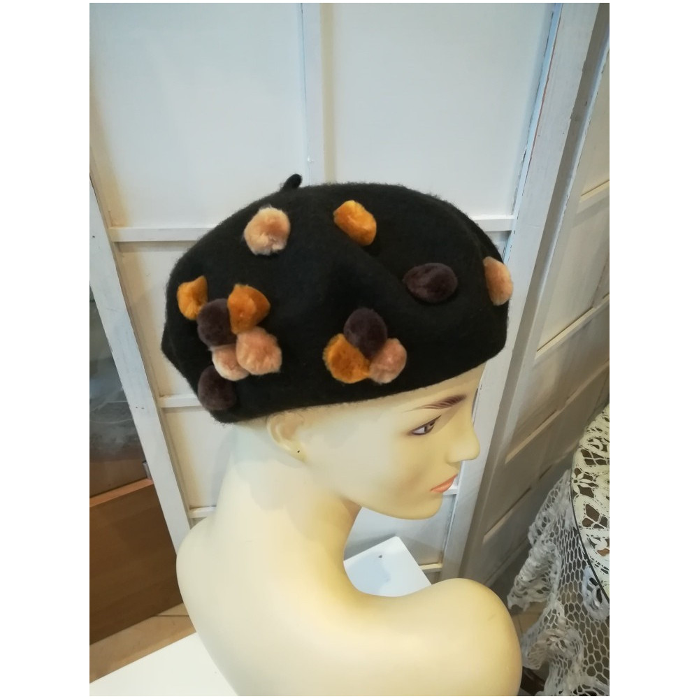 Brązowy beret zdobiony dzianina wełna