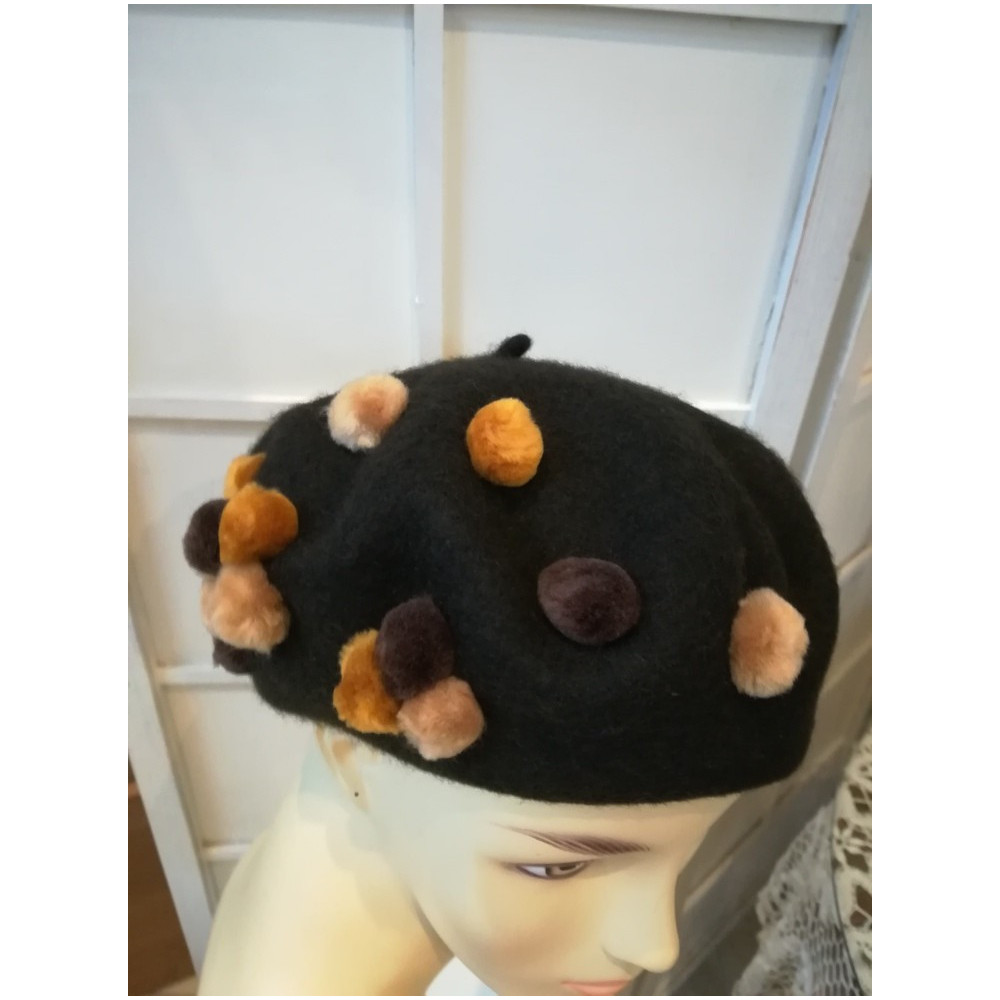 Brązowy beret zdobiony dzianina wełna