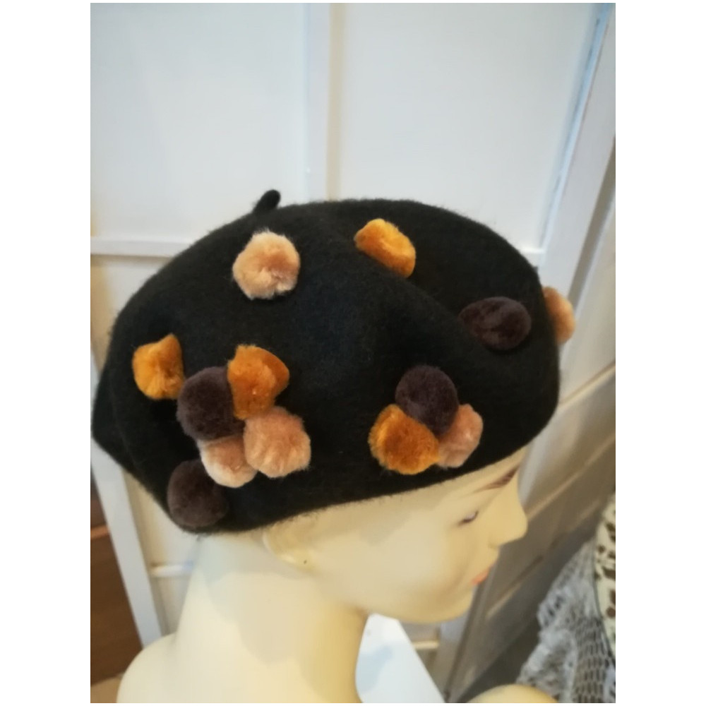 Brązowy beret zdobiony dzianina wełna