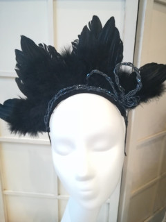 Czarne pióra, skrzydła, fascynator