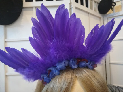 Fioletowe pióra, skrzydła, fascynator