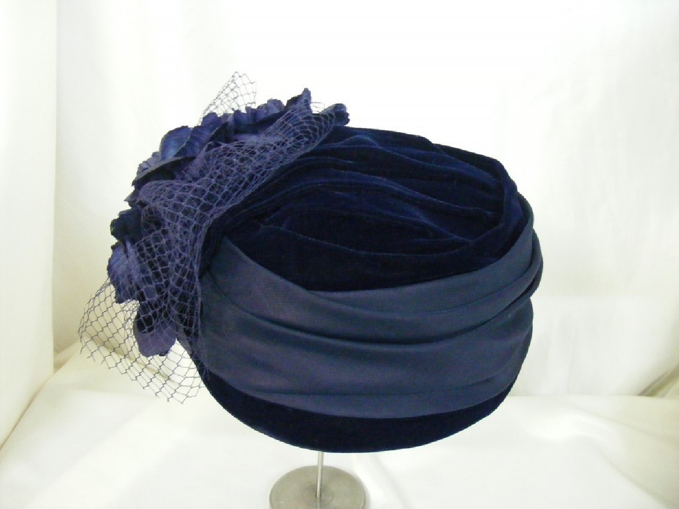 Rajmunda granatowy toczek  z tkaniny 54-56 cm