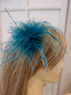 Szmaragdowe strusie pióra stroik na szpilce kokówce