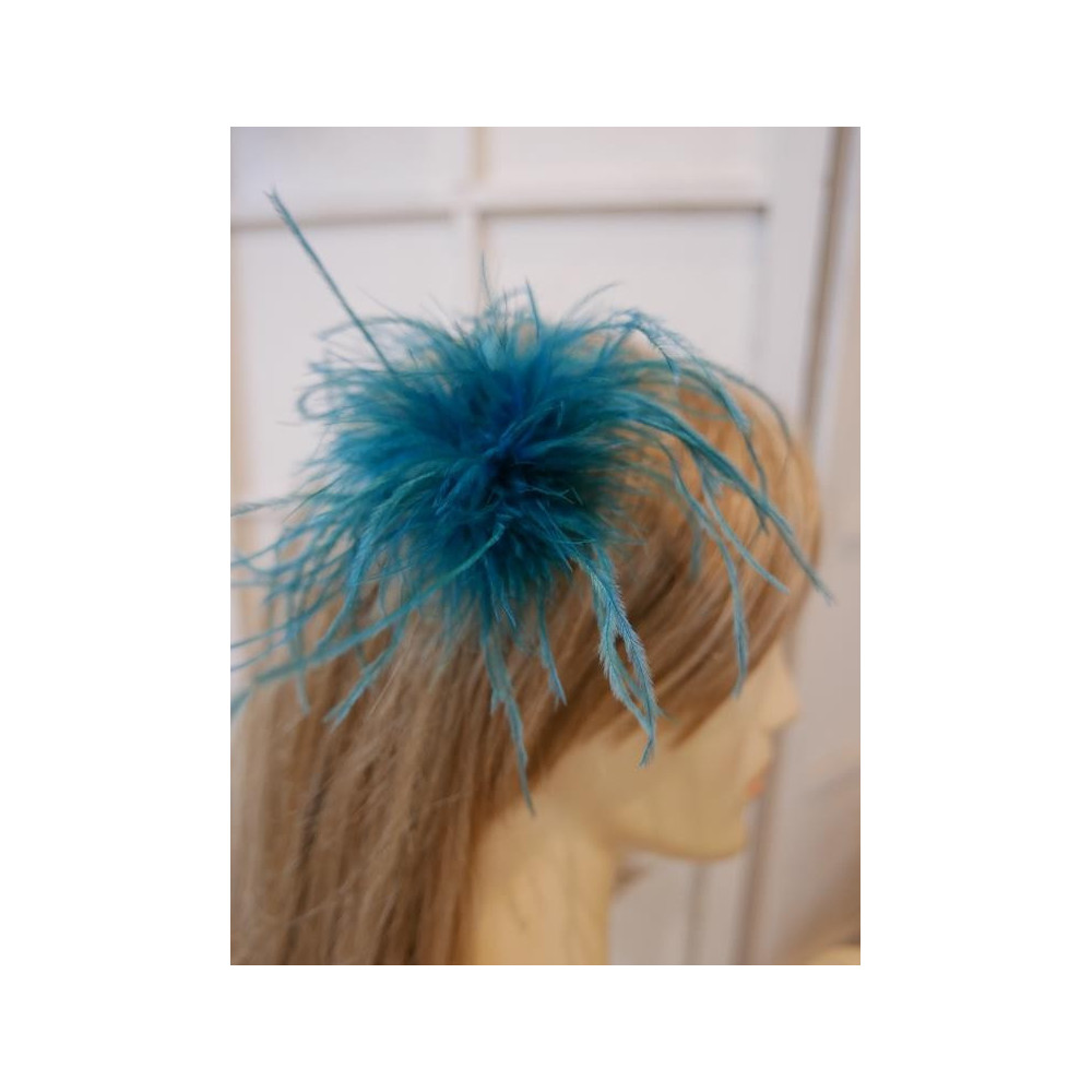 Szmaragdowe strusie pióra stroik na szpilce kokówce