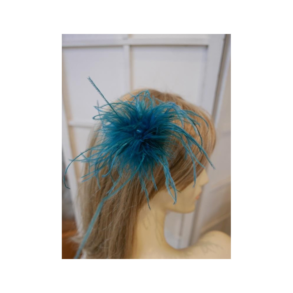 Szmaragdowe strusie pióra stroik na szpilce kokówce