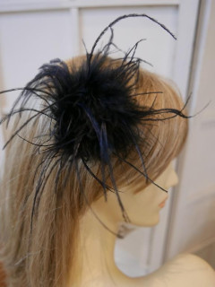 Czarne strusie pióra stroik na szpilce kokówce