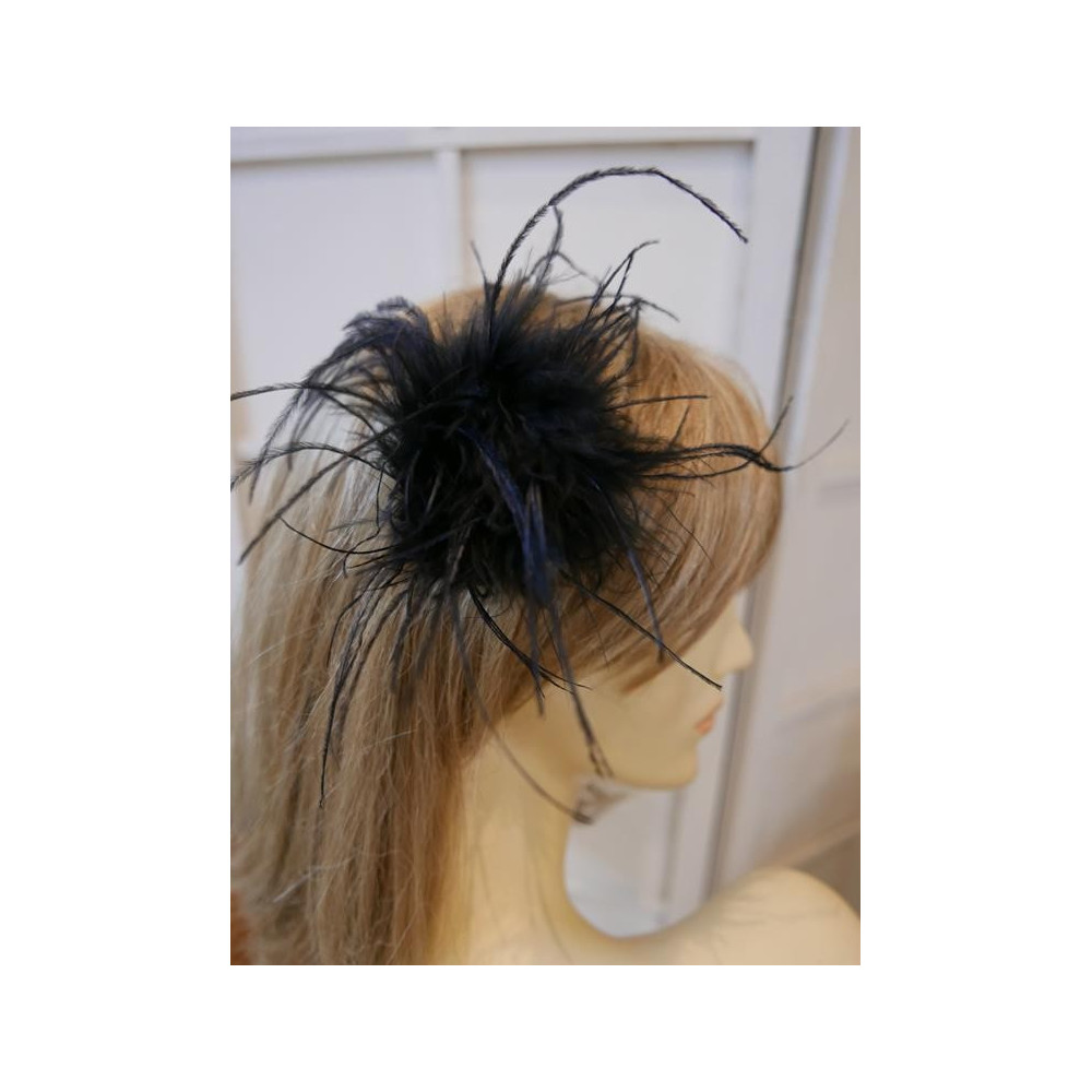 Czarne strusie pióra stroik na szpilce kokówce