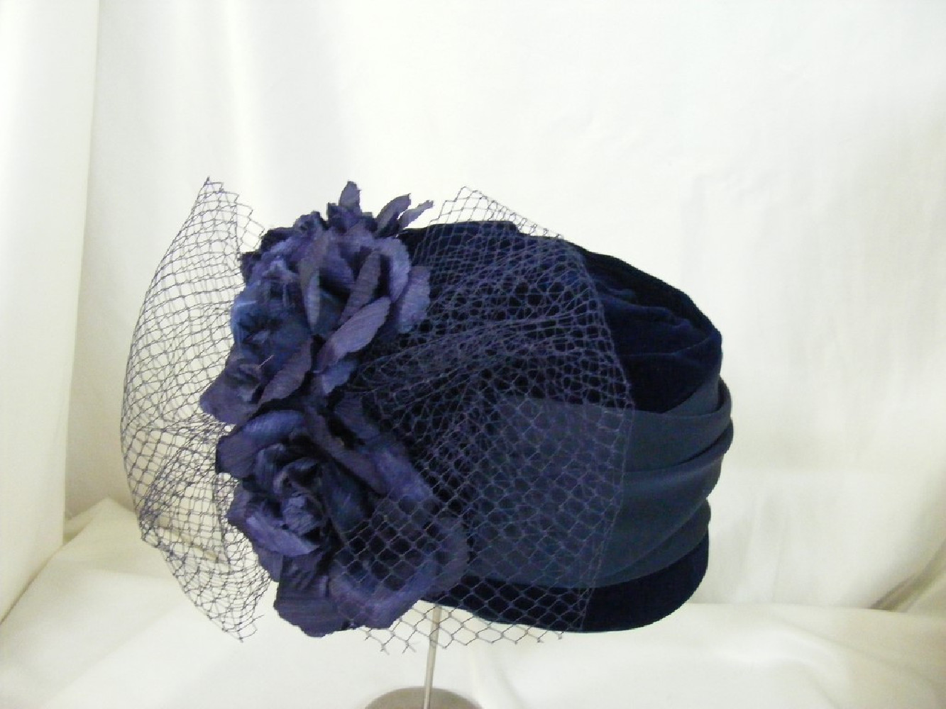 Rajmunda granatowy toczek  z tkaniny 54-56 cm