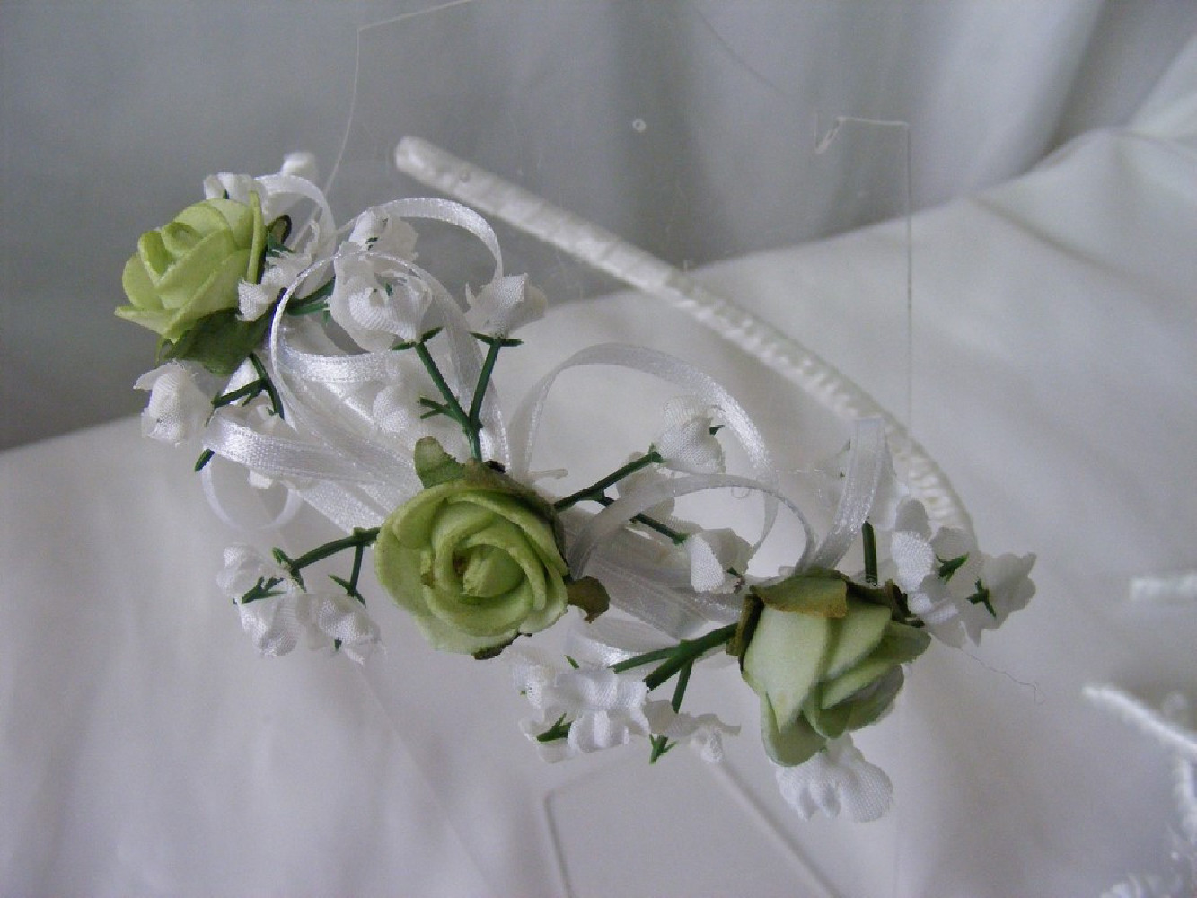 Pistacjowe różyczki-przepaska z kwiatów jak żywe