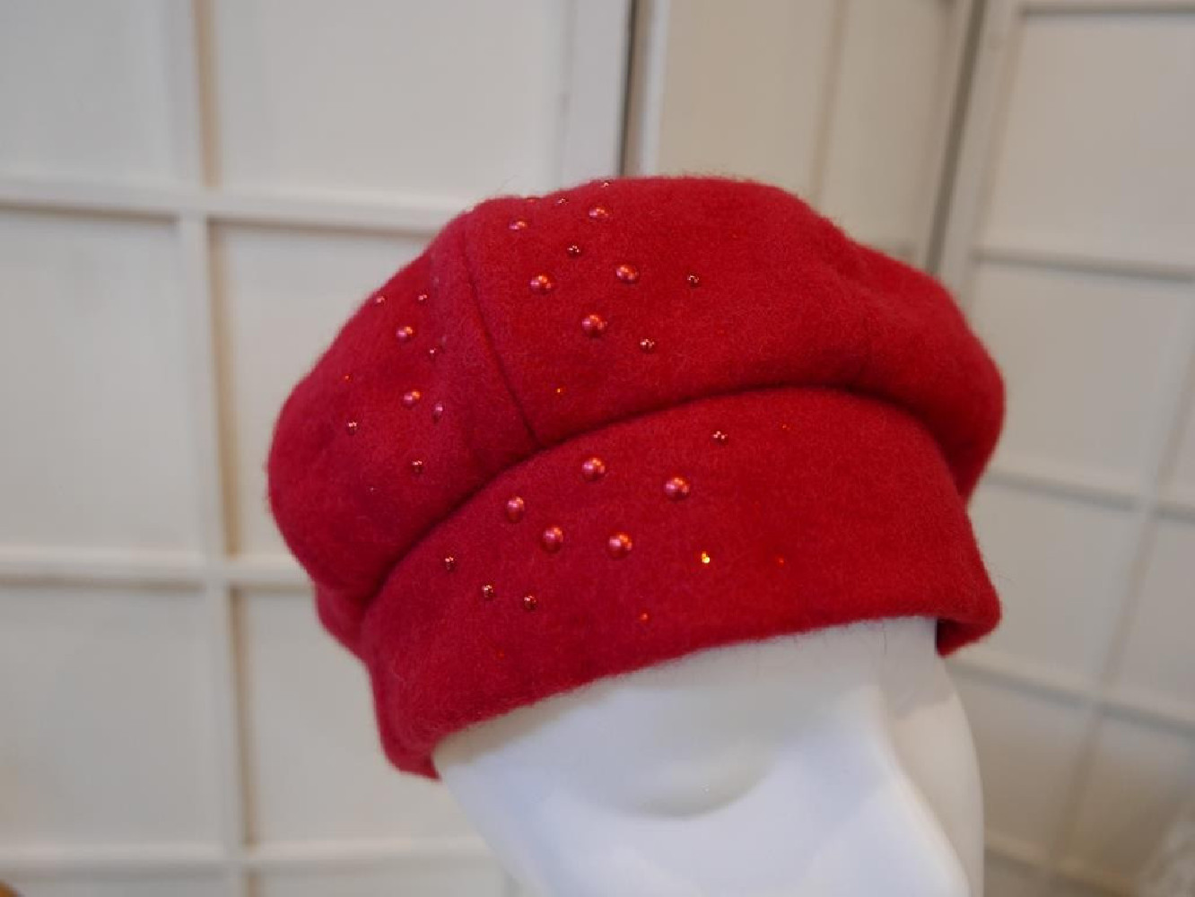 Czerwony beret na stójce do 58 cm regulowany