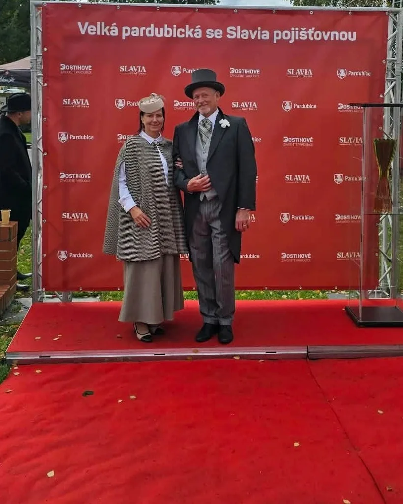 Kasia z mężem na czerwonym dywanie przy ściance Wielkiej Pardubickiej.